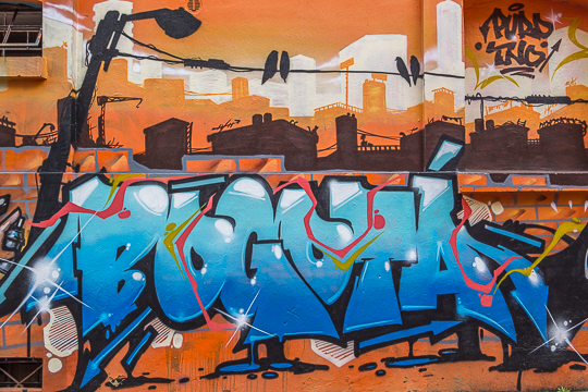 Bogota – połączyć Justina Biebera, street art, przemoc i solidarność w jednej historii